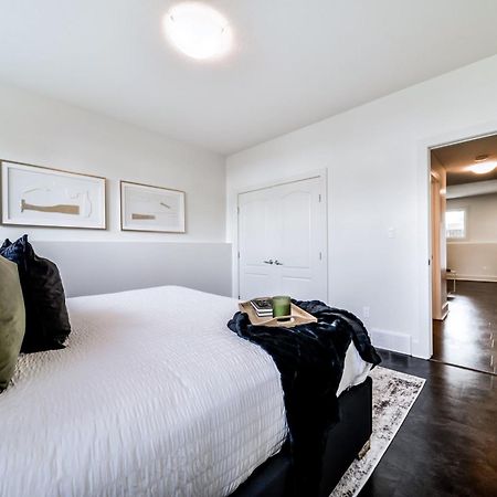 Stunning Modern Suite - King Bed - Free Parking & Netflix - Fast Wi-Fi - Long Stays Welcome Edmonton Quarto foto